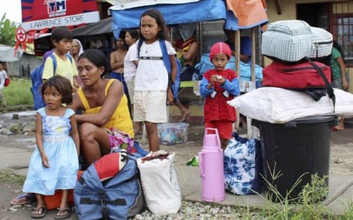 На Филиппинах более 500 тыс. человек эвакуированы из-за бушующего в регионе тайфуна "Хагупит" - ảnh 1